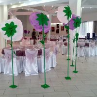 fleurs en papier blanc dans la décoration de la salle des fêtes photo