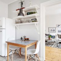 pareti bianche nel design di una casa nello stile del quadro scandinavo