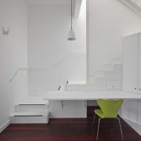 bijeli zidovi u unutrašnjosti hodnika u stilu fotografije minimalizma
