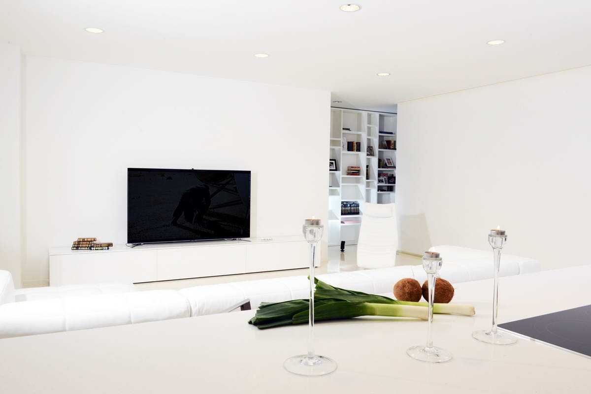 bijeli zidovi u dizajnu kuće u stilu minimalizma