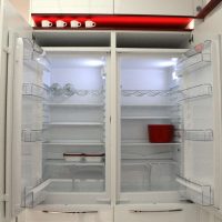 veliki hladnjak u unutrašnjosti kuhinje u svijetloj boji slike