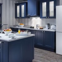 veliki hladnjak u dizajnu kuhinje u sivoj fotografiji