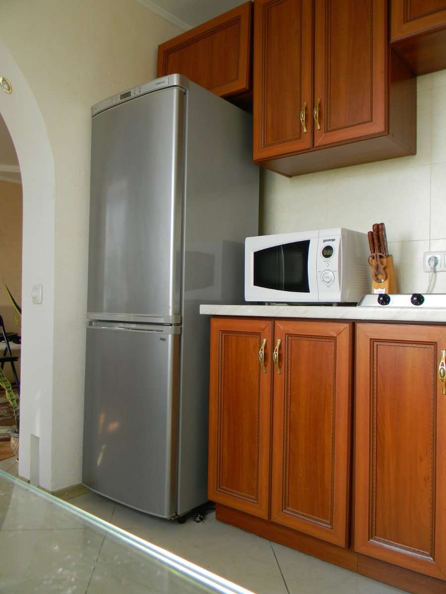 veliki hladnjak u dizajnu kuhinje u crnoj boji