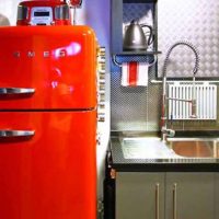 mali hladnjak u unutrašnjosti kuhinje u raznobojnoj slici u boji
