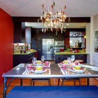 a combination of red with other colors in the decor of the bedroom photo