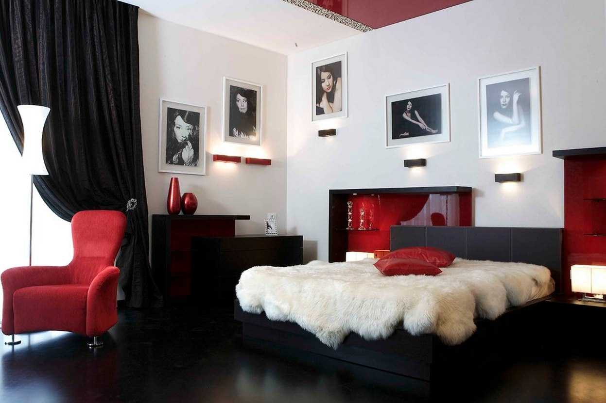 combination of red with other colors in the design of the apartment