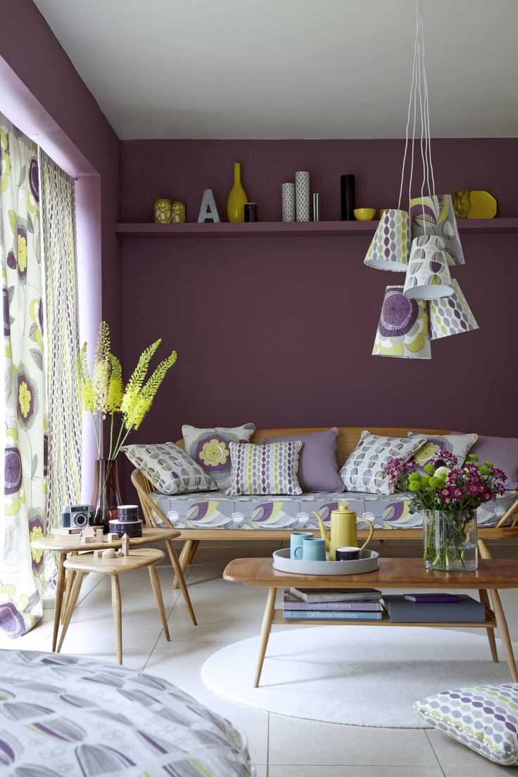 neobičan dizajn dnevne sobe u ljubičastoj boji