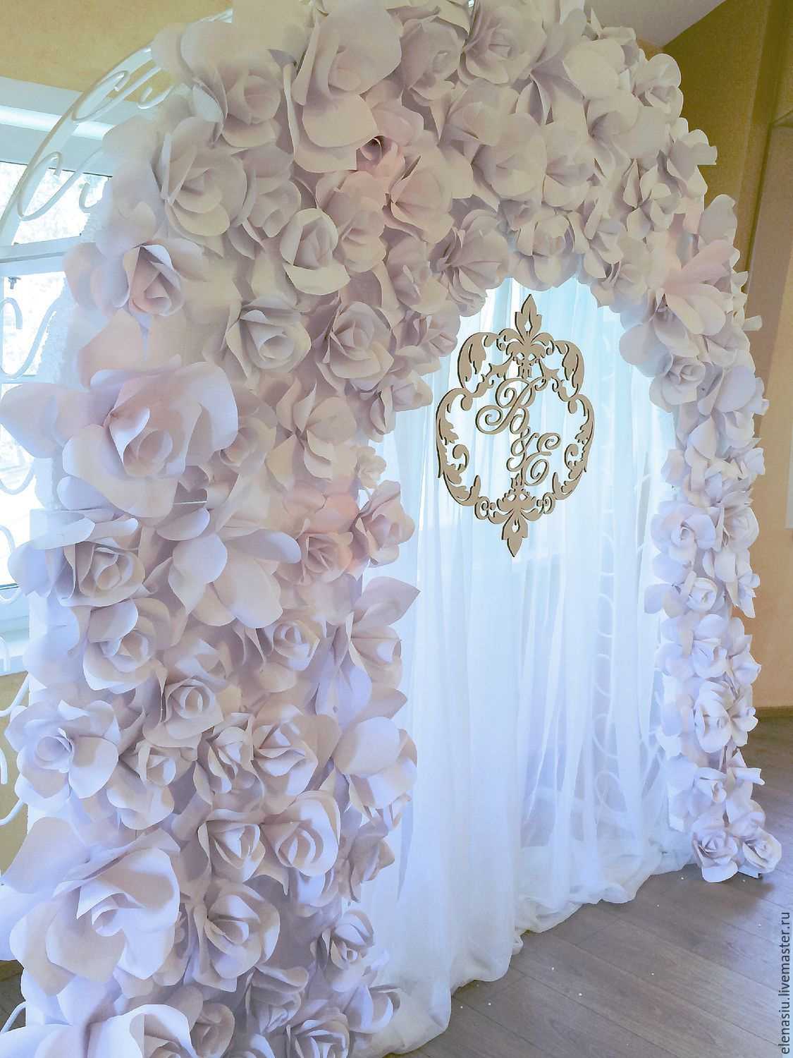 fleurs en papier rouge à l'intérieur de la salle des fêtes