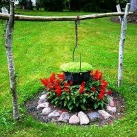 piccoli fiori insoliti nella progettazione del paesaggio di una foto di casa di campagna