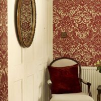 zasićena bordo boja u dizajnu fotografije spavaće sobe