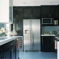 mali hladnjak na pročelju kuhinje u sivoj slici
