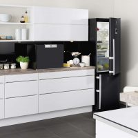 mali hladnjak u dekoru kuhinje u fotografiji tamne boje