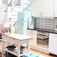 veliki hladnjak u unutrašnjosti kuhinje u fotografiji svijetle boje
