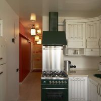 mali hladnjak u stilu kuhinje u fotografiji bijele boje