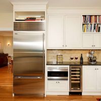 mali hladnjak u dekoru kuhinje u sive boje slike