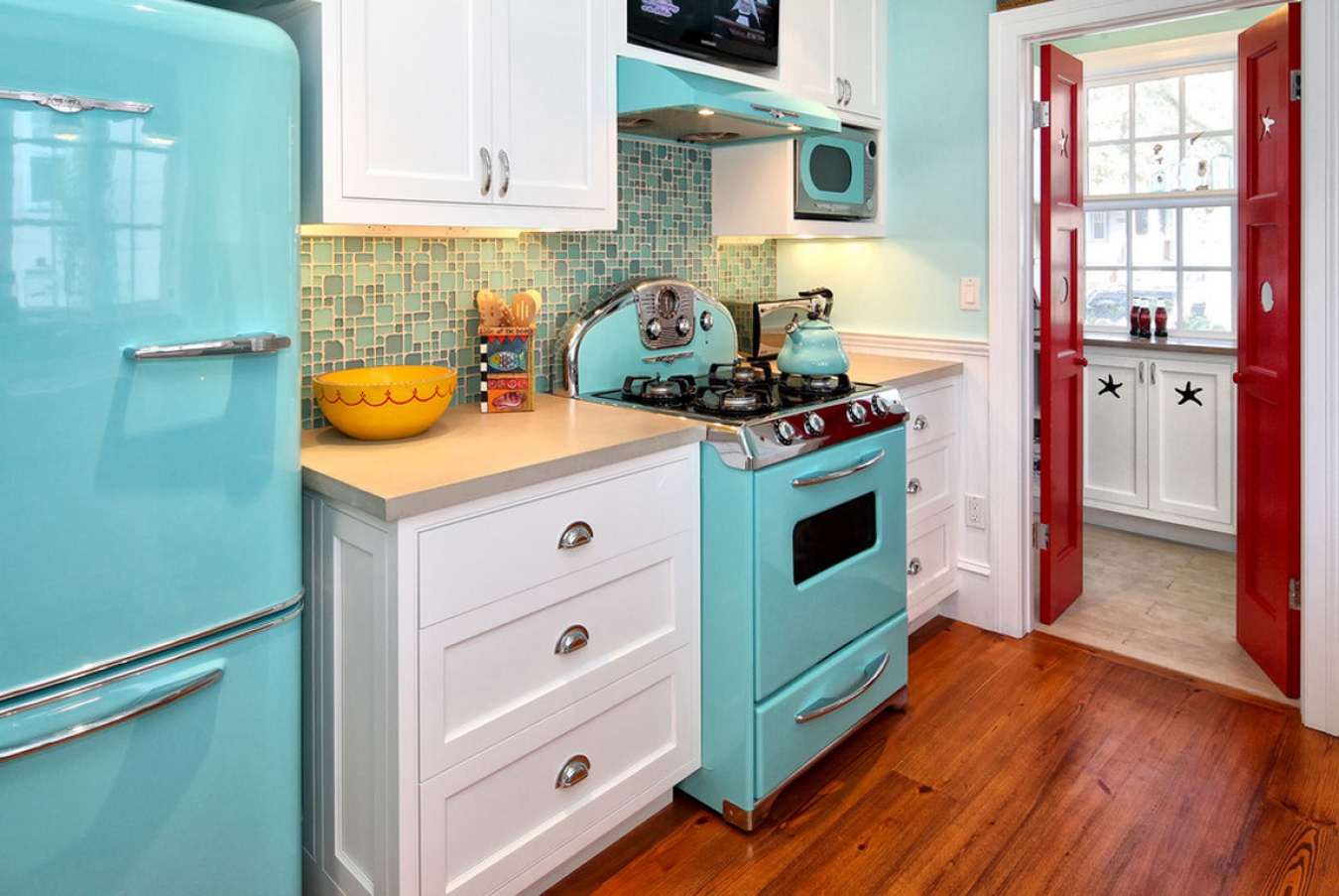 veliki hladnjak u unutrašnjosti kuhinje u sivoj boji