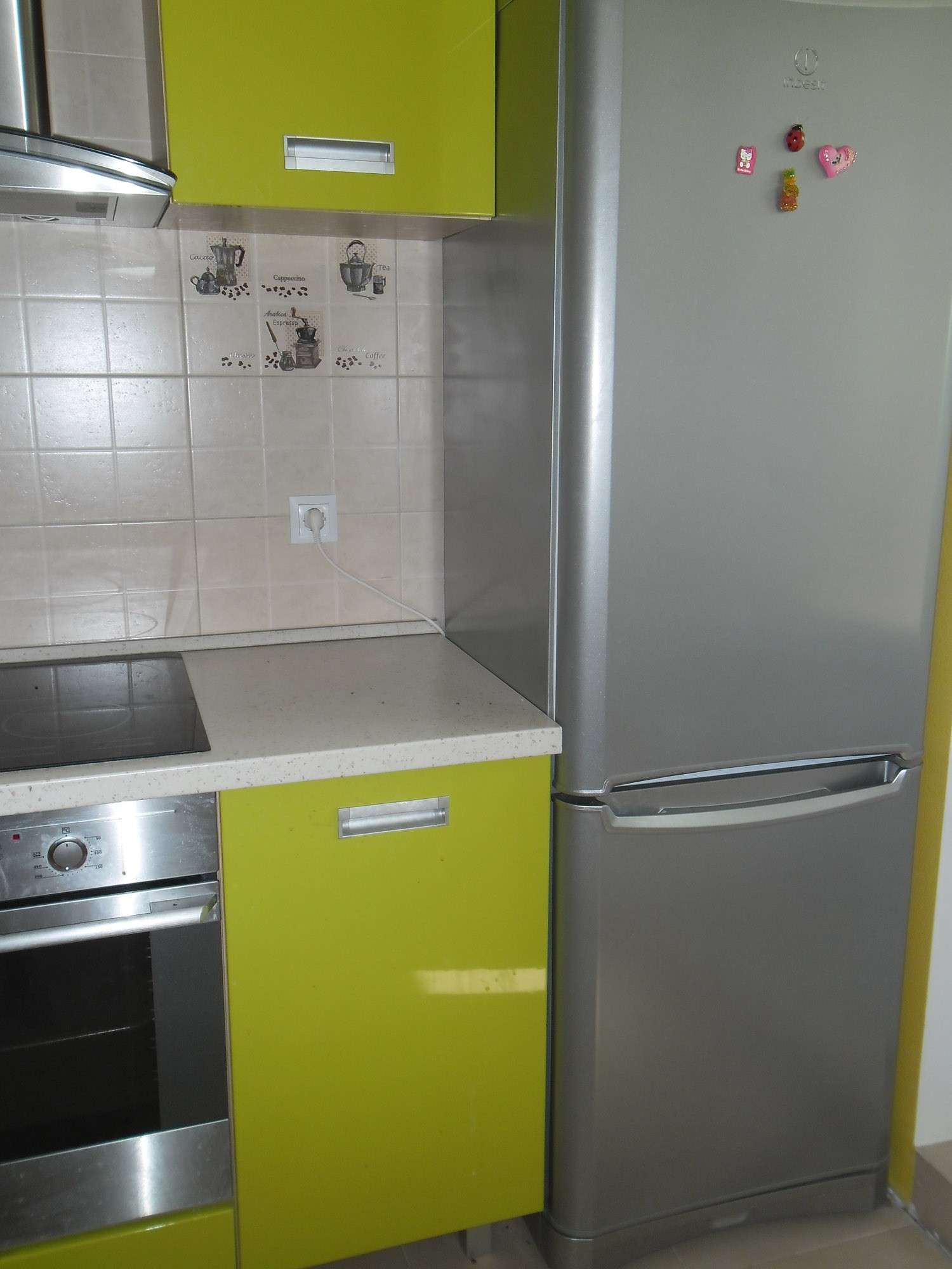 veliki hladnjak na pročelju kuhinje u višebojnim bojama