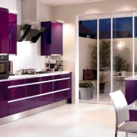 luminoso interno cucina in colore viola