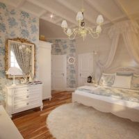 neobičan ukras spavaće sobe u fotografiji u stilu Provanse