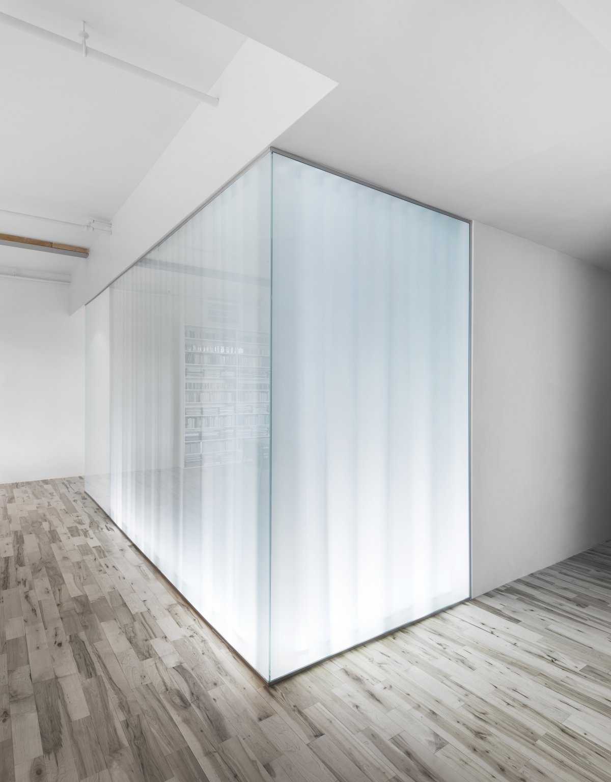 prozirno staklo u dizajnu hodnika
