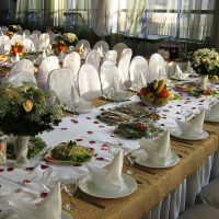 fleurs en papier multicolores à l'intérieur de la photo de la salle des fêtes