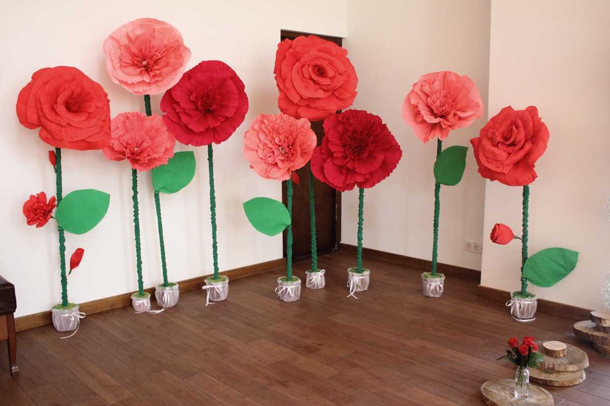 fleurs en papier rouge dans la façade de la salle des fêtes