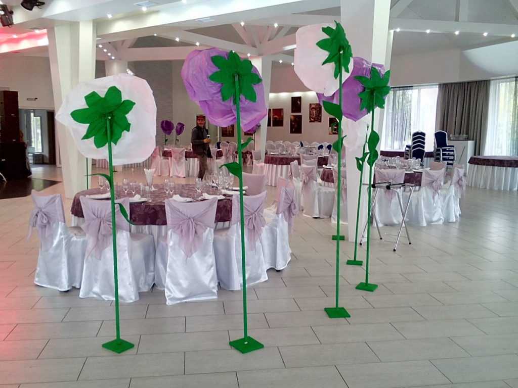 fleurs en papier rose dans la conception de la salle