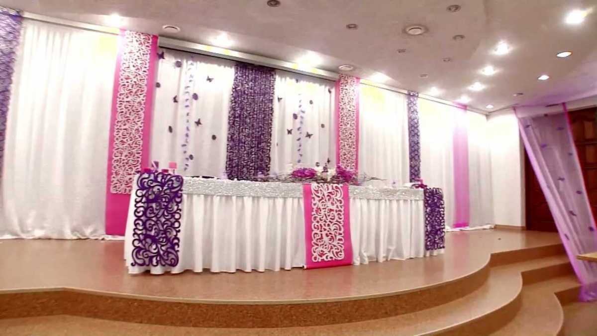 fleurs en papier bleu dans le décor de la salle des fêtes