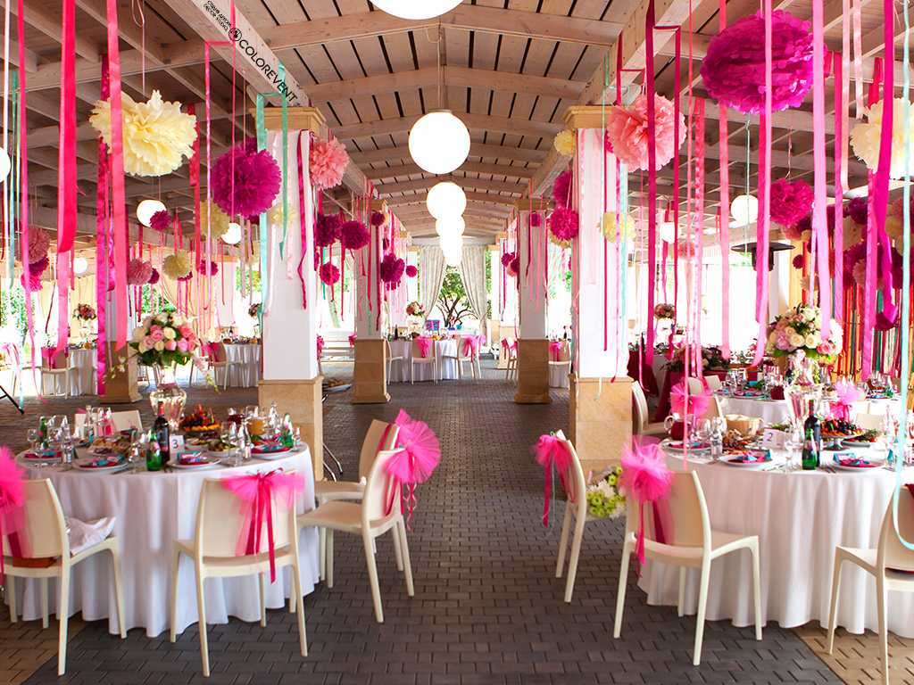 fleurs en papier rouge dans la décoration de la salle des fêtes