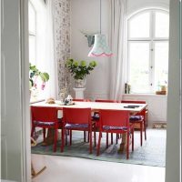 kombinacija crvene s drugim bojama u stilu slike dnevne sobe