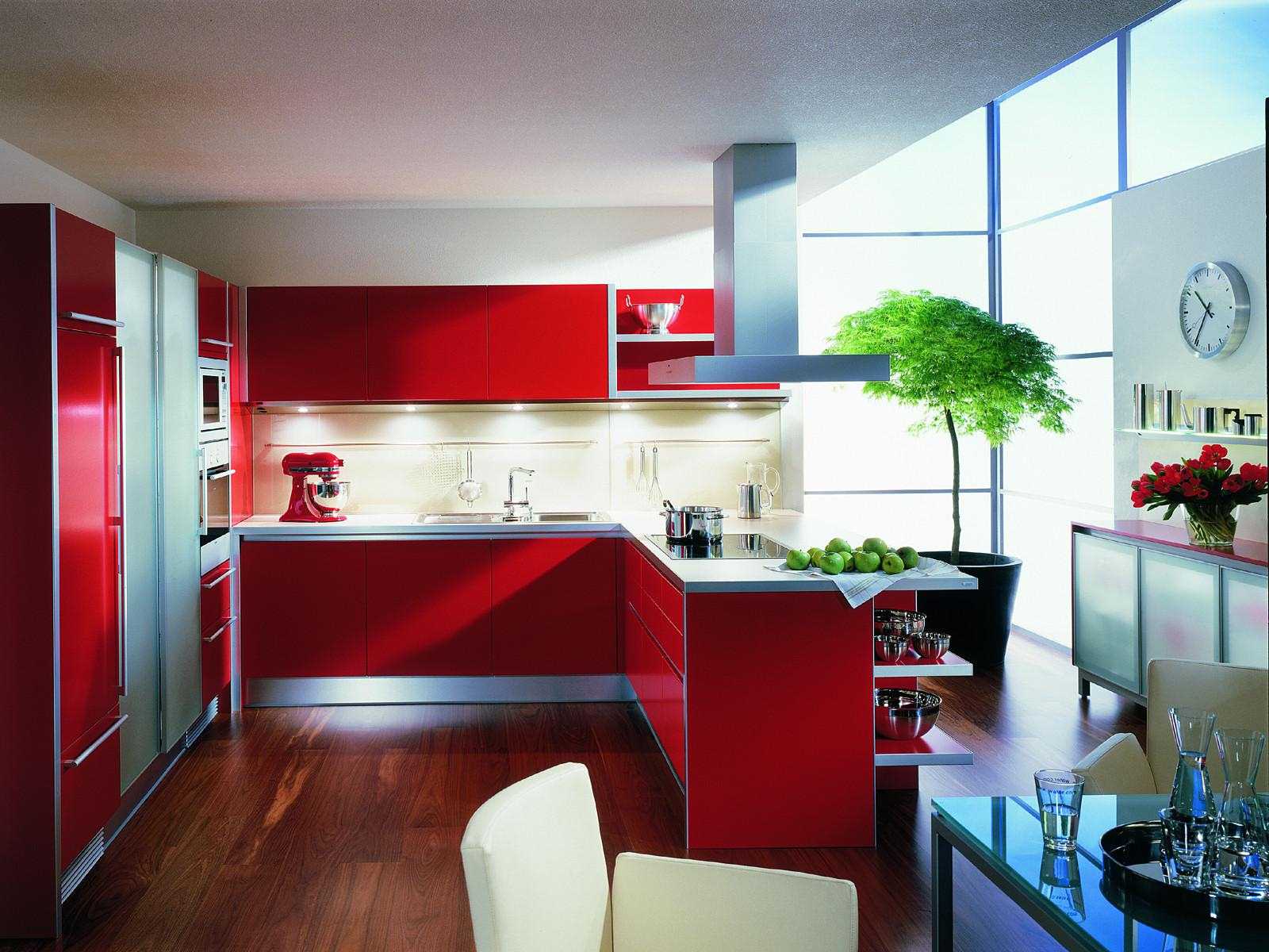 kombinacija crvene s drugim bojama u dekoru stana