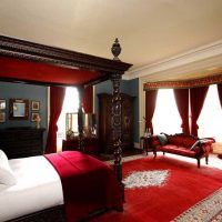 a combination of red with other colors in the decor of the hallway photo