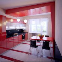kombinacija crvene s drugim bojama u stilu fotografije apartmana
