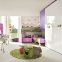kombinacija lila na slici interijera spavaće sobe