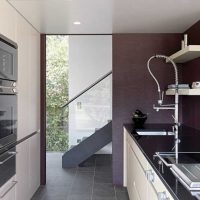 arredamento cucina moderna in foto viola