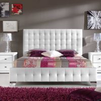 ярки бели мебели в интериора на снимката на спалнята