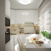 светло бели мебели в дизайна на кухнята снимка