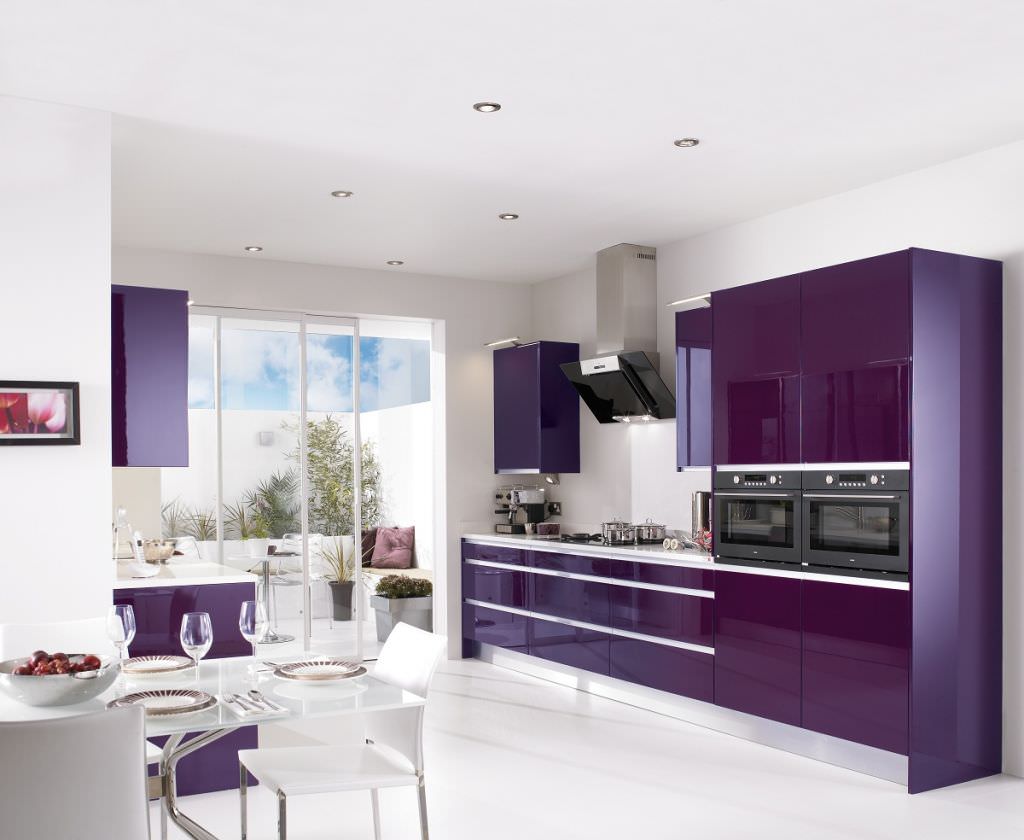 luminoso interno cucina in viola