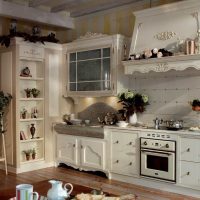 arredamento luminoso della cucina in stile provenzale