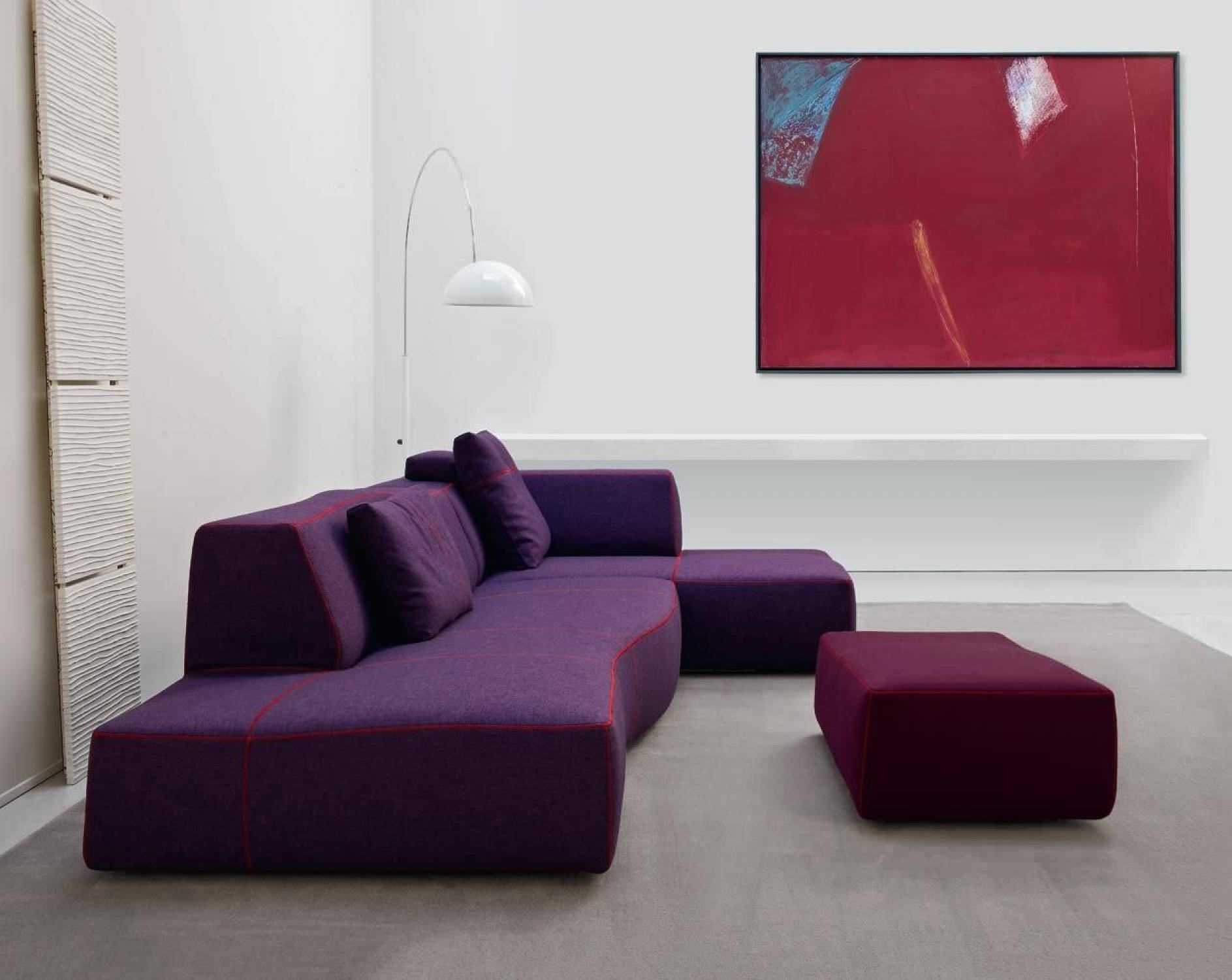 canapé violet clair dans le décor du salon