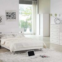 ярко бели мебели в интериорната снимка на спалнята