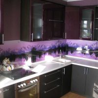 cucina moderna design in foto viola