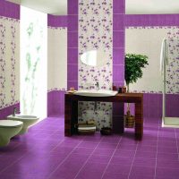 interno luminoso dell'appartamento in foto a colori viola