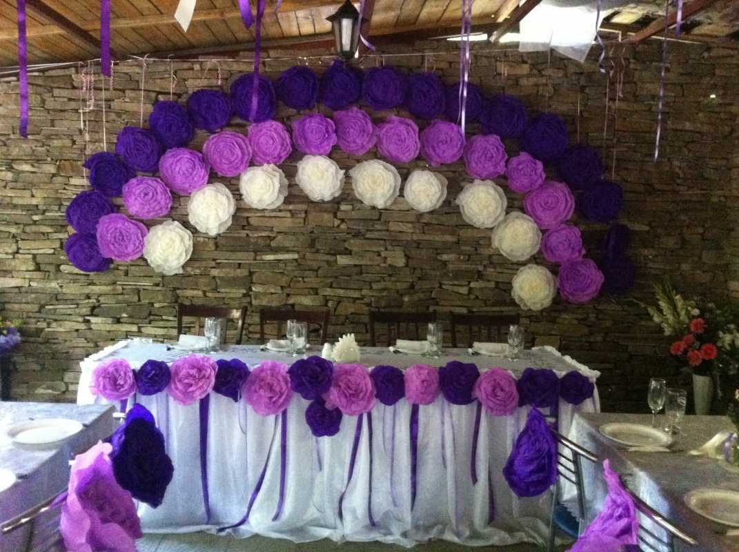 fleurs en papier rose dans la façade du hall