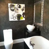 l'idea di intonaco decorativo colorato all'interno dell'immagine del bagno