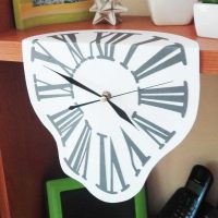 idea fai-da-te di decorare vivacemente un orologio da parete