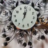 L'idea di una bella decorazione di un orologio da parete con la tua foto di mani