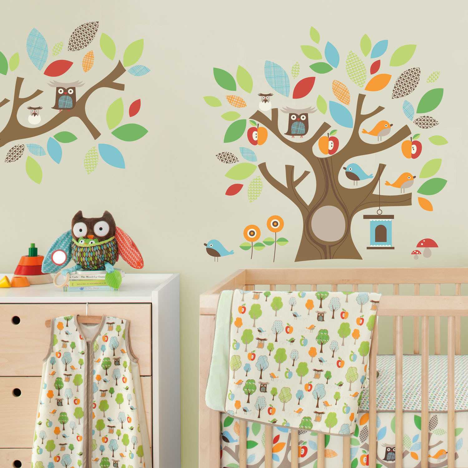 the idea of ​​a bright decor of a children's room