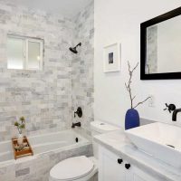 versione dell'intonaco decorativo originale nell'arredamento della foto del bagno