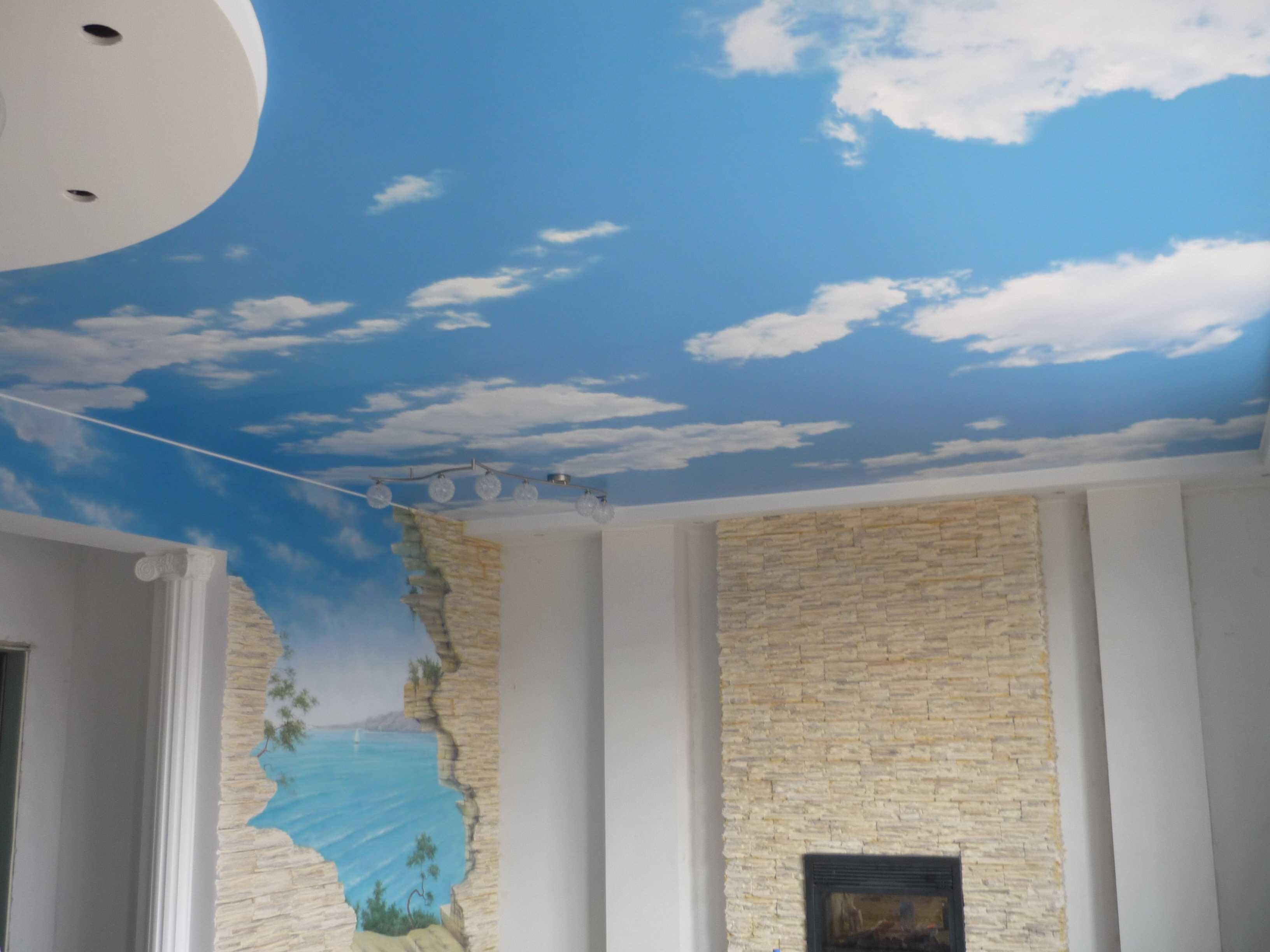 decorazione classica del soffitto con accessori